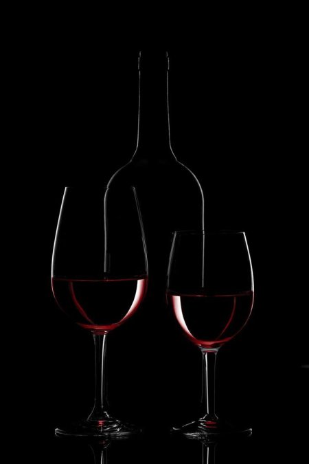 Бокал с красным вином