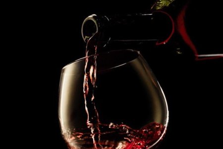 Бокал красного вина