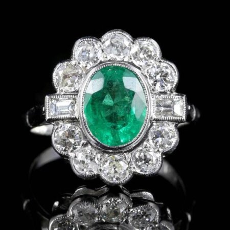 Кольцо с изумрудом и бриллиантами белое золото