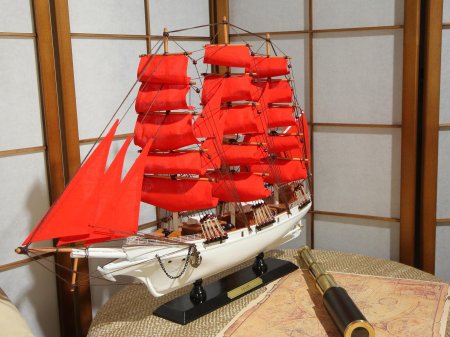 Модель парусника алые паруса