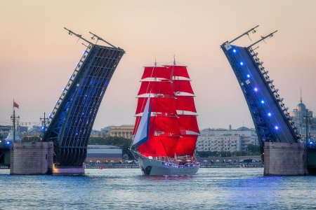 Троицкий мост алые паруса