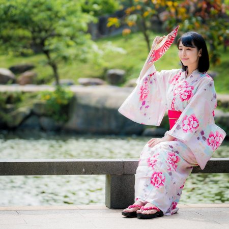 Японская девушка в кимоно