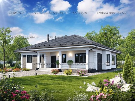 Белый одноэтажный дом с вальмовой крышей