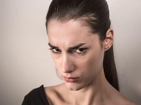 Недовольная девушка