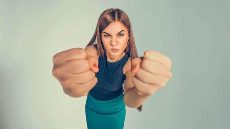 Женский кулак