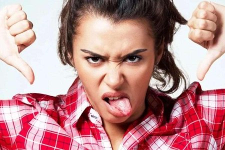 Женщина злится