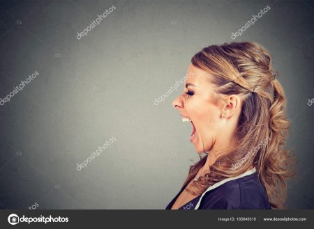 Кричащая девушка