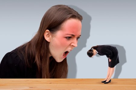 Женщина сердится