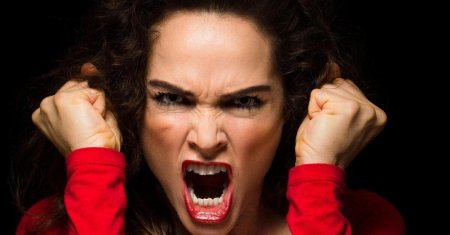 Девушка кричит