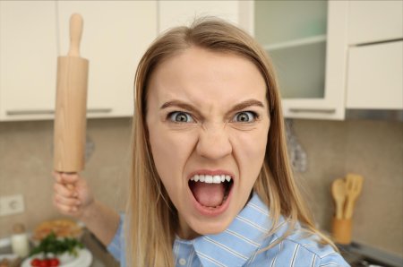 Женщина злая