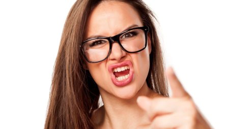 Недовольная девушка