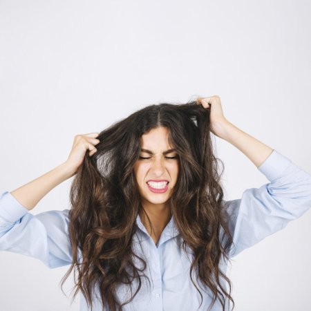 Девушка с поврежденными волосами