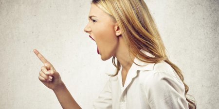 Кричащая девушка