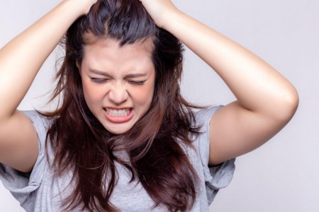 Женщина злится