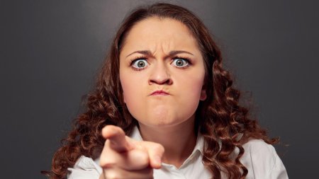 Женщина злая