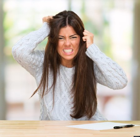 Девушка злится