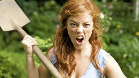Агрессивная девушка