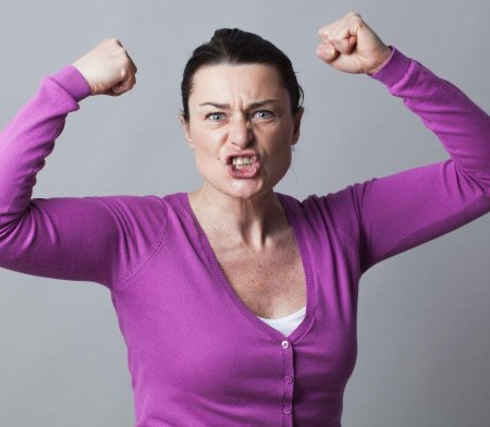 Недовольная женщина