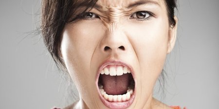 Кричащая девушка