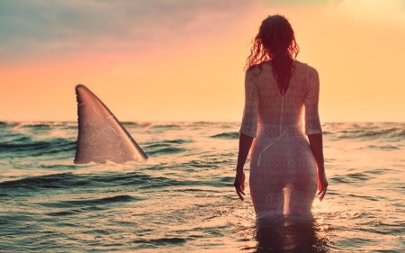 Девушка в океане