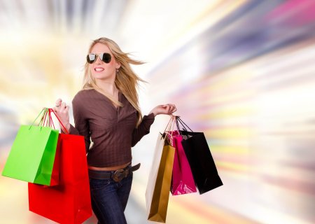 Девушка с покупками