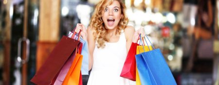 Девушка с покупками