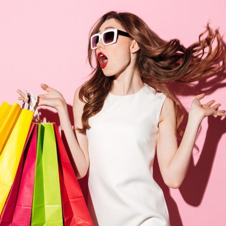 Девушка с покупками