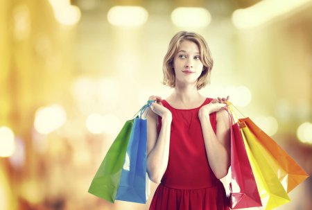 Девушка с покупками