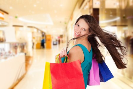 Радостная девушка с покупками