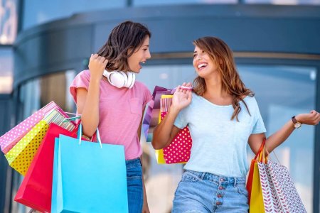 Девушка с покупками