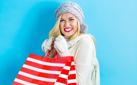 Довольная девушка с покупками