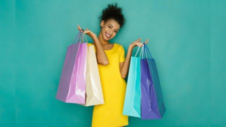 Девушка с покупками