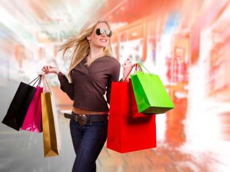 Девушки с покупками