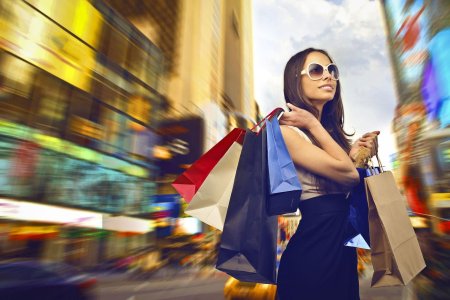 Девушка с пакетами