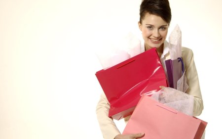 Девушка с пакетами