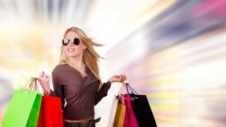 Девушка с покупками
