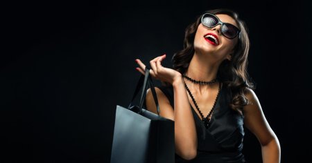 Девушка с покупками