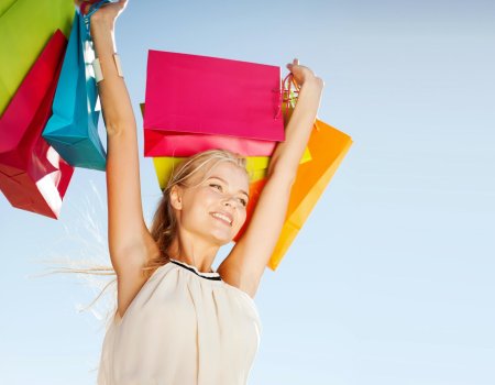 Девушка с покупками