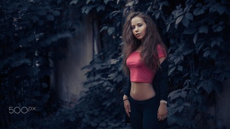 Девушка модель в футболке