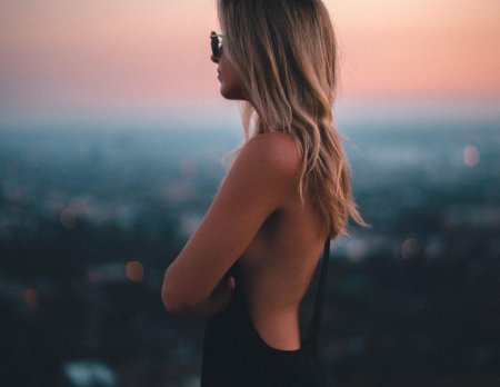 Девушка со спины