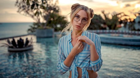 Девушка в очках