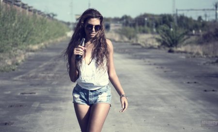 Девушка в джинсовых шортах