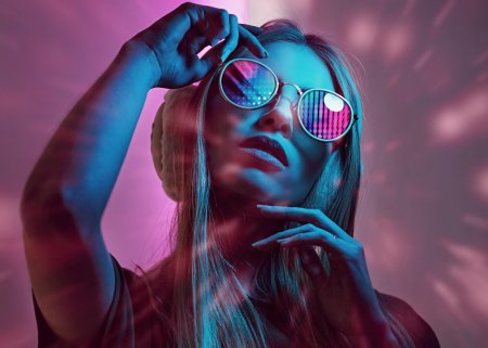 Девушка в неоне