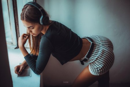Девушка в наушниках
