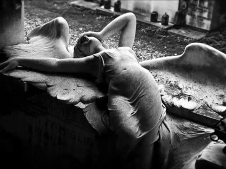 Статуи кладбища стальено