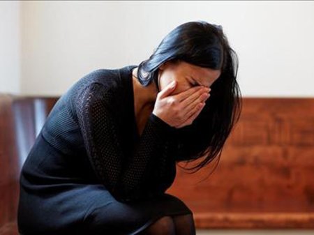 Женщина плачет