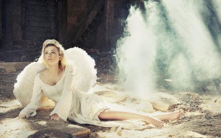 Девушка с крыльями ангела