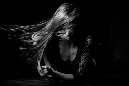 Девушка с волосами