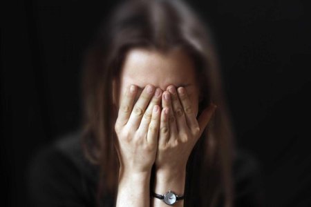 Женщина плачет