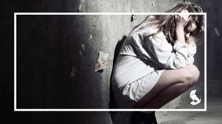 Девушка страдает